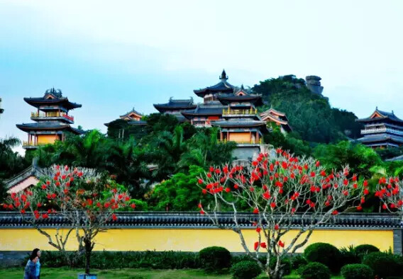 2015歡樂節定安6條旅游專線正式開通　　近年來，定安縣圍繞“一湖(南麗湖)、一峰(文筆峰)、一山(母瑞山)、一村(百里百村)”，以文筆峰為龍頭，南麗湖為核心，百里百村、母瑞山為延伸，新的旅游產品、線路為抓手，不斷強化軟硬件建設，旅游產業取得了良好的成績。　　旅游專線從游客角度出發，將定安鄉村游、民俗游、養生游、文化游等特色旅游產品予以整合，推出問道養生、品味美食、硒行鄉村等6條線路，并實現問道養生等2條線路常態滾動發班。多方位特色資源有效整合的基礎上有效滿足游客對于產品的多元化需求，為廣大市民游客提供了更多的旅游產品選擇，可以讓游客更好的了解定安多樣化、特色化的旅游品牌。[詳細]