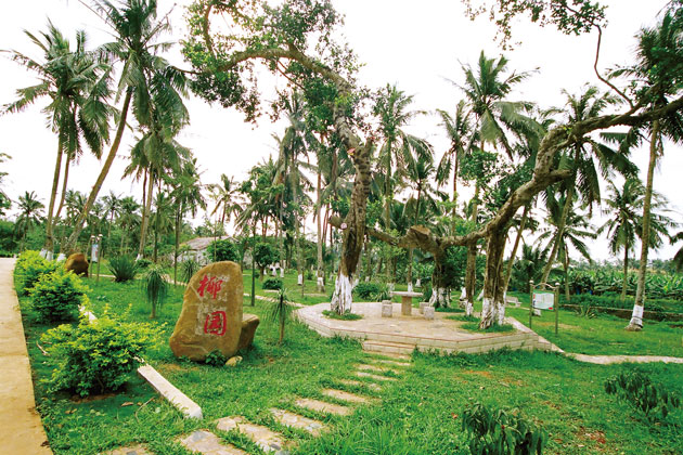 【紅旗鎮(zhèn)】位于海口瓊山區(qū)中部，東鄰大致坡鎮(zhèn)，西靠舊州鎮(zhèn)，南接三門坡鎮(zhèn)，北連云龍鎮(zhèn)。全鎮(zhèn)總面積112.4平方公里，其中耕地面積8.6萬(wàn)畝，占全鎮(zhèn)土地面積的51%。2007年，全鎮(zhèn)總?cè)丝?3767人。