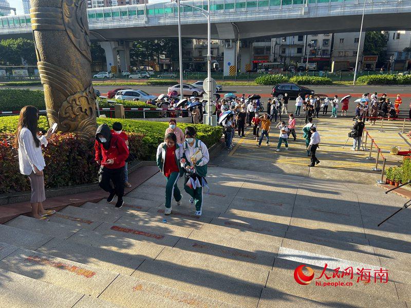 考生已經陸續到達海南華僑中學（高中部）考點。人民網 孟凡盛攝