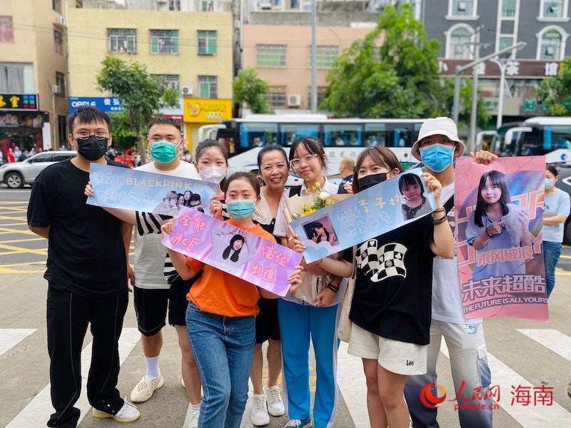 海南中學(xué)考場外，親友為考生慶祝。李浩蓉攝