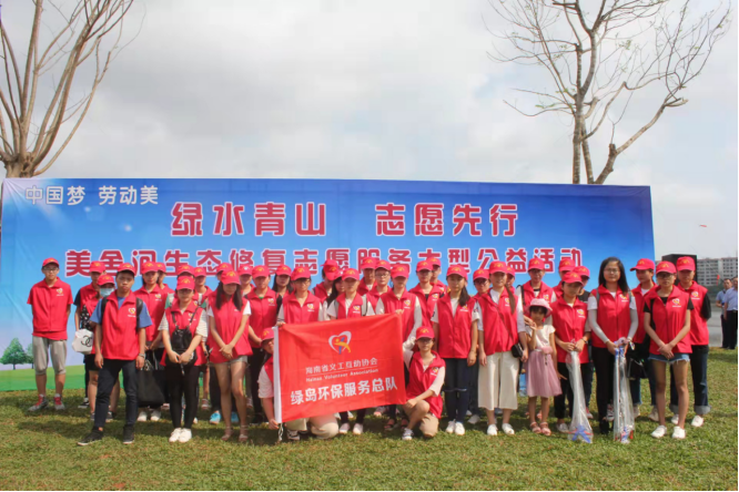 杜江帶領的志愿者團隊進行鳳翔公園保護濕地活動。受訪者供圖