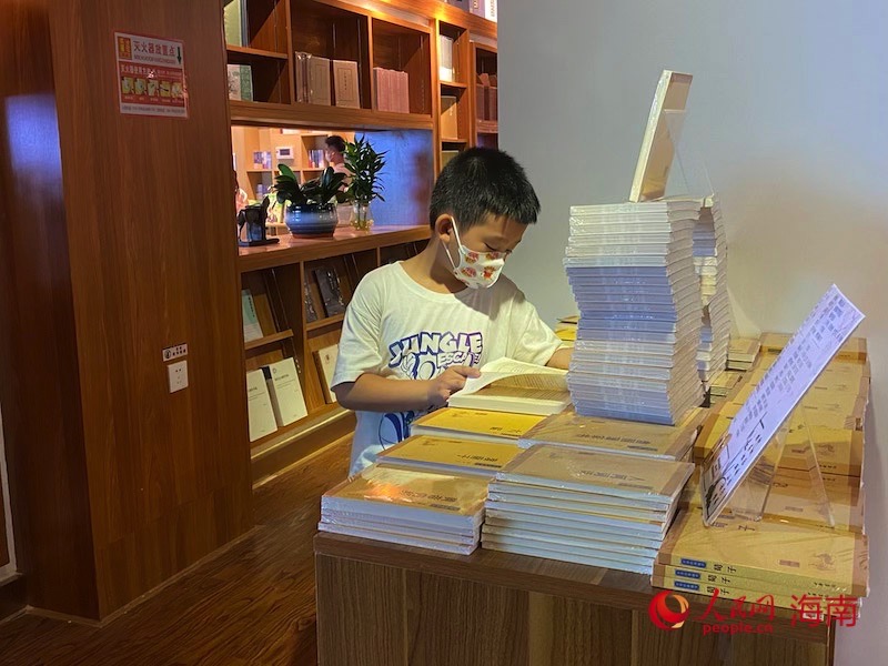暑假期間書店成為孩子們的“打卡地”。李浩蓉攝