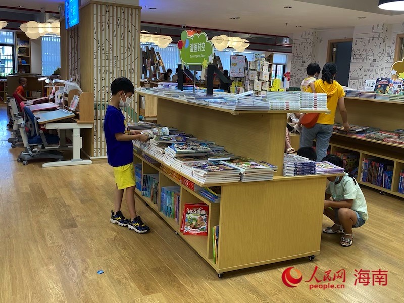 小小少年暢游書海。李浩蓉攝