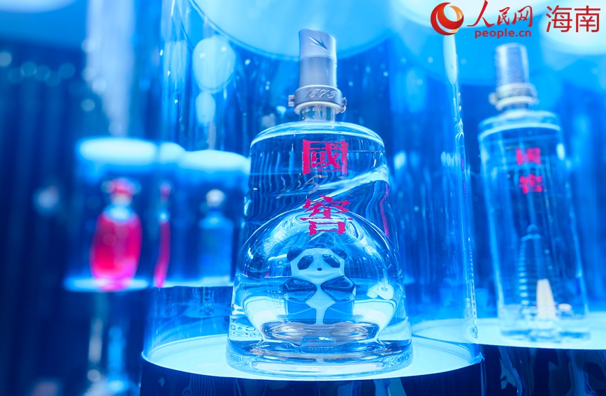 以小熊貓為設(shè)計元素的白酒。李浩蓉攝