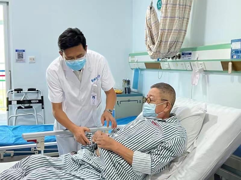 海醫(yī)二院器官移植學(xué)科帶頭人王毅教授查看患者康復(fù)情況。海南醫(yī)學(xué)院第二附屬醫(yī)院供圖