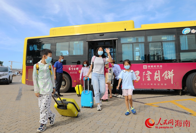 首批健康管理驛站滯留旅客順利離島。人民網 符武平攝