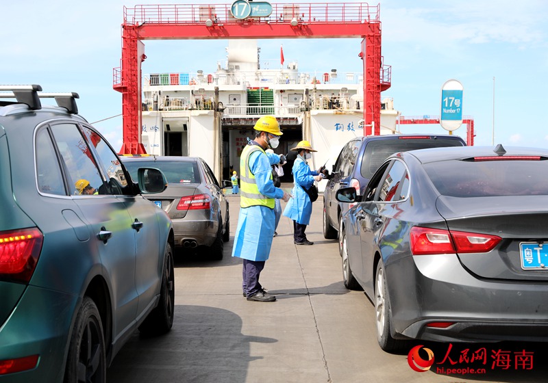工作人員引導車輛登船。人民網 符武平攝