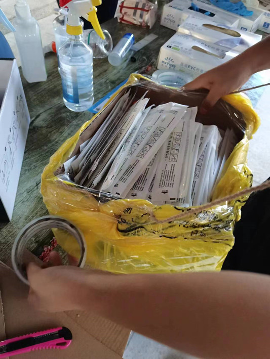 自制“小藥箱”裝滿采樣工具。省委工委宣傳部供圖