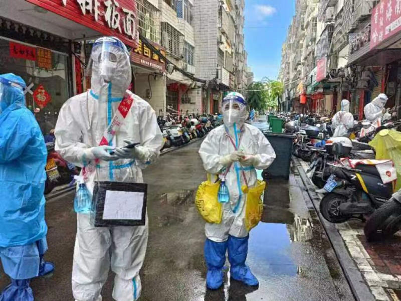 志愿者背著”小藥箱“進行入戶采樣。省委工委宣傳部供圖