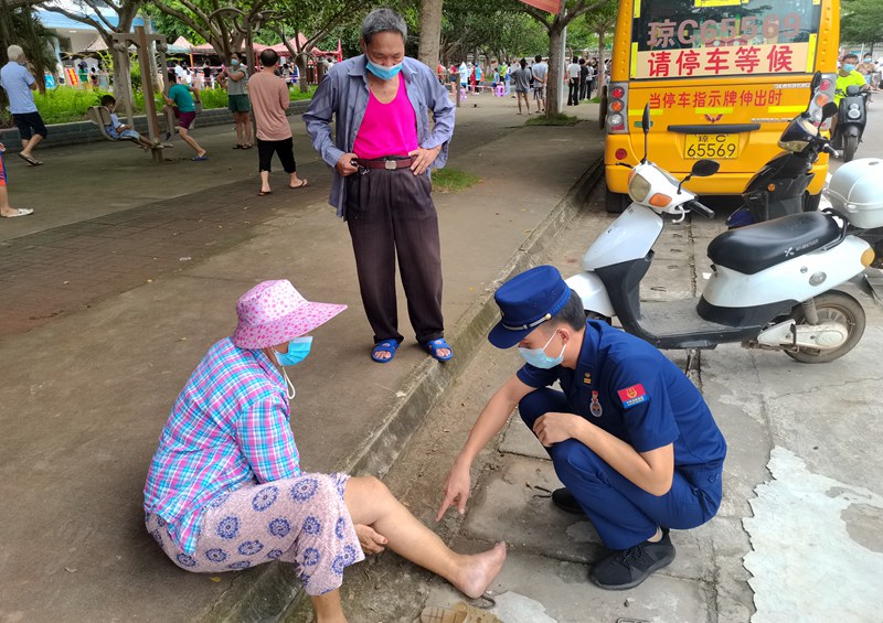 消防員詢問老人身體情況。臨高消防供圖