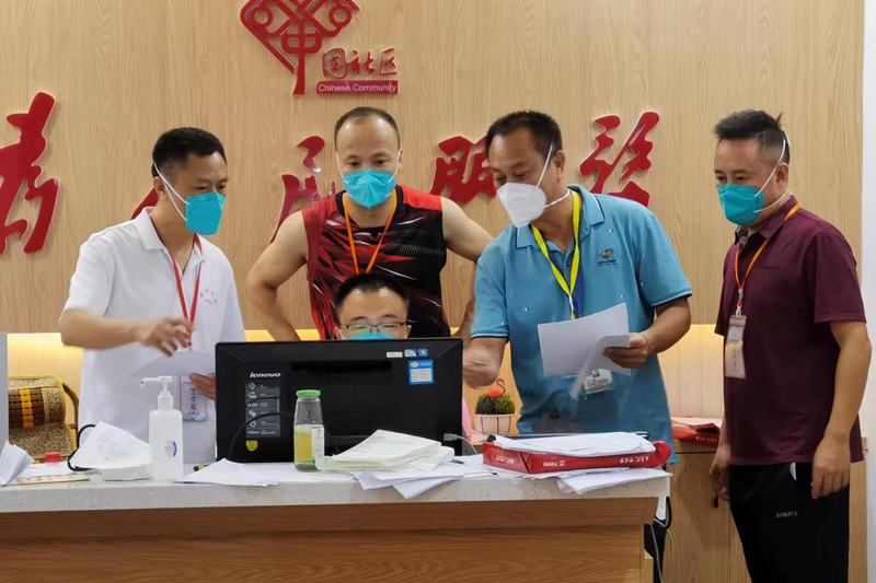 凌晨，志愿者還在工作著。海南省委工委宣傳部供圖