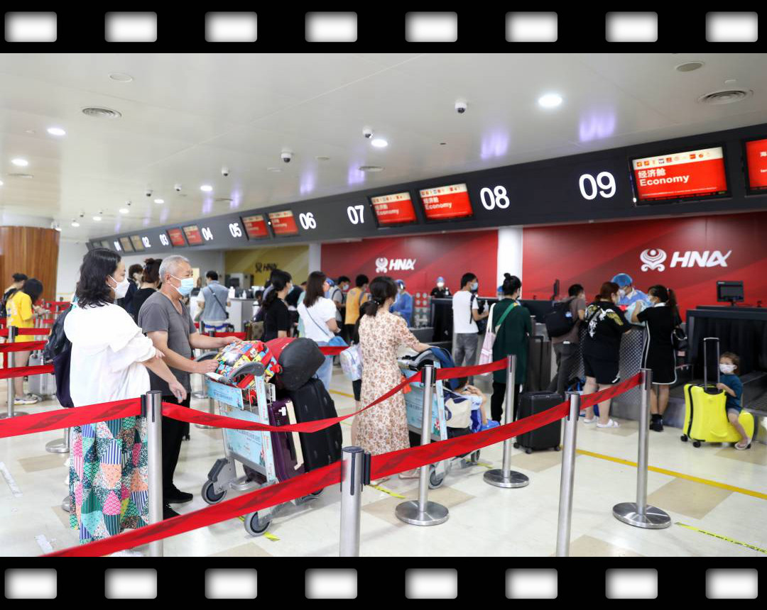海南積極推進滯留旅客有序返程8月16日上午10時，海口新海港響起悠長的汽笛聲，搭載152輛車、872名旅客的海口九號輪渡緩緩起航，駛入瓊州海峽。海口首批健康管理驛站滯留旅客順利離島。