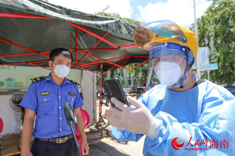記者在社區送藥。人民網 符武平攝