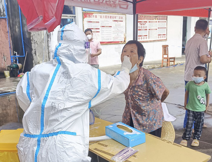 陳才麗在核酸檢測點采集核酸樣本。 海南省澄邁縣金江鎮南墩衛生室供圖