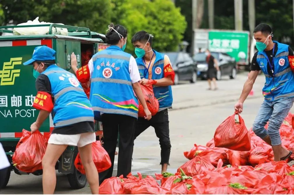 小紅旗公益黨員突擊隊志愿者們在配送生活物資。儋州市委組織部供圖