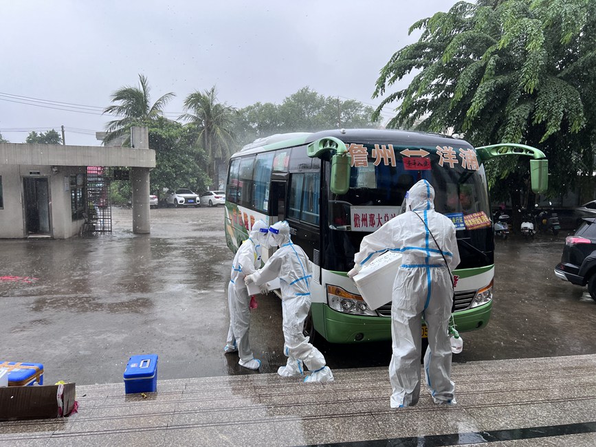 冒雨轉運核酸采集樣本。儋州市鄉村振興局供圖