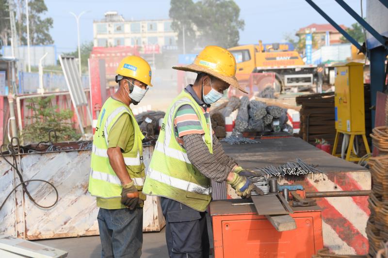 中建新疆建工東方十所村整體搬遷安置項目全面復工復產。劉奎供圖