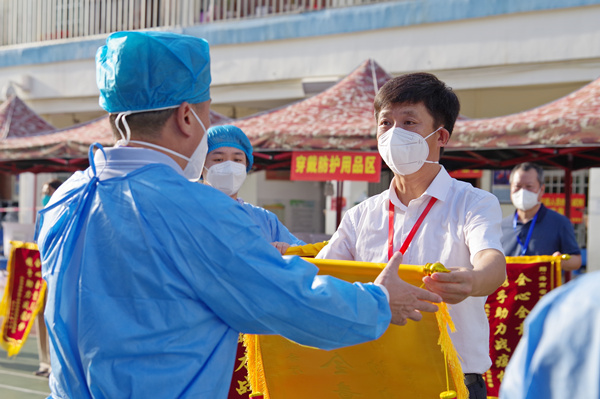 三亞市委常委、組織部部長鄒家明代表三亞市委組織部、下洋田社區(qū)疫情防控指揮部向下洋田社區(qū)全體志愿者表達(dá)了由衷的感謝以及最誠摯的中秋祝福。