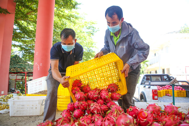 村民正在卸貨。人民網 牛良玉攝