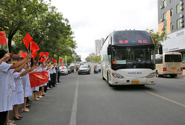 儋州市民夾道歡送援儋醫療隊返程。 羊文彪攝  