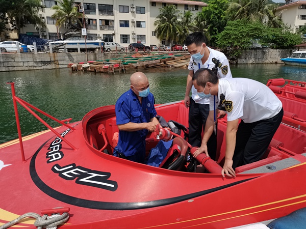 海事執(zhí)法人員對動感飛艇進(jìn)行安全檢查