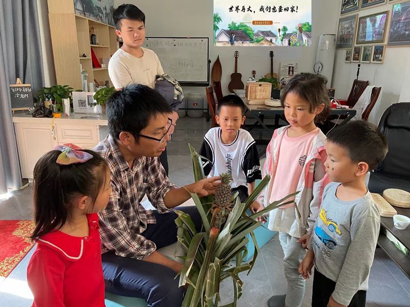 胡詩(shī)澤（左二）教小朋友植物知識(shí)。受訪人供圖