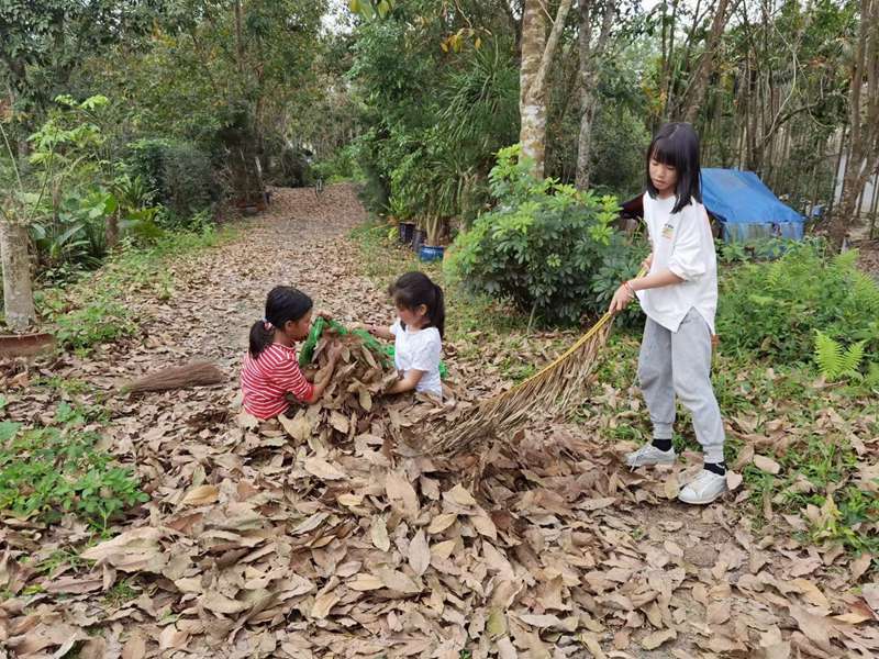 小朋友們學(xué)習(xí)堆肥技巧。受訪人供圖