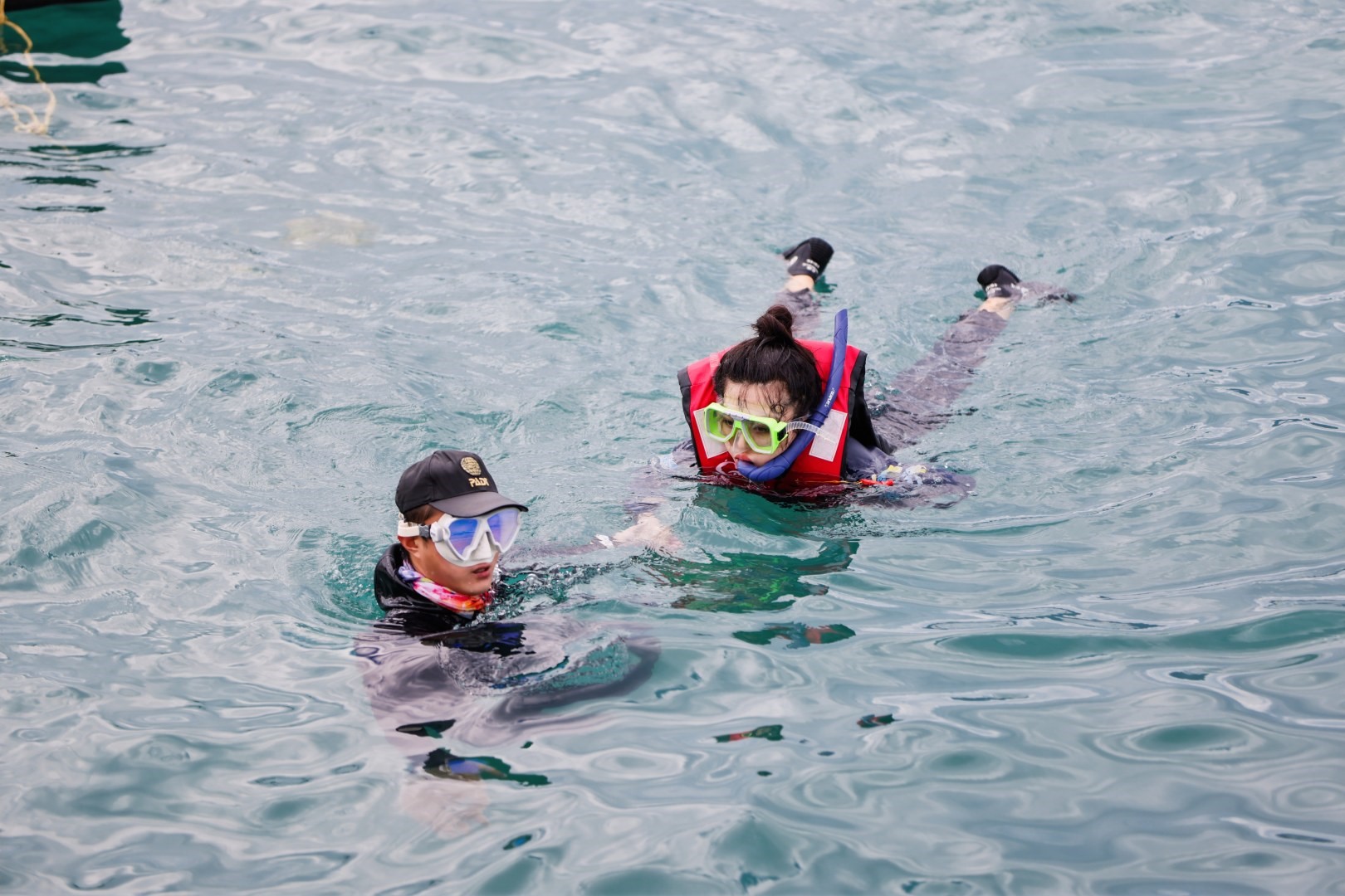 潛水教練在帶游客體驗潛水。海南省旅文廳供圖