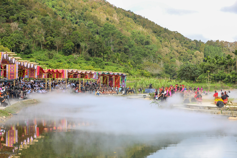 演出舞臺(tái)借用山水實(shí)景，現(xiàn)場觀眾相隔毛納河觀看舞蹈表演。李天平攝