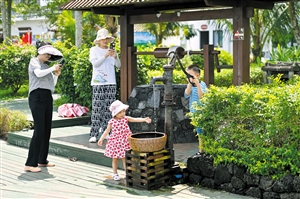 芳園村內景色秀美，游客正在觀光游玩