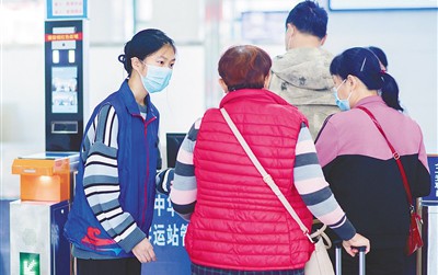 青年志愿者在海口汽車總站進行志愿服務