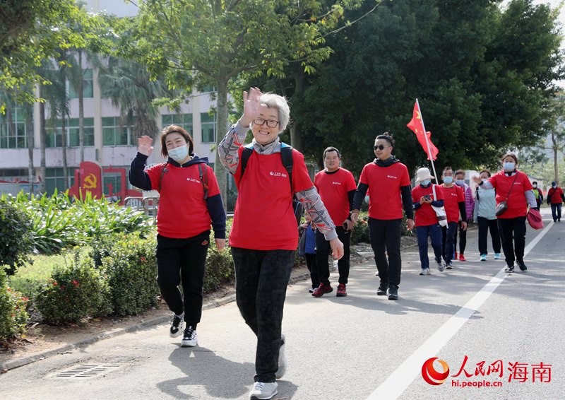 徒步愛好者正在行進過程中。人民網 符武平攝