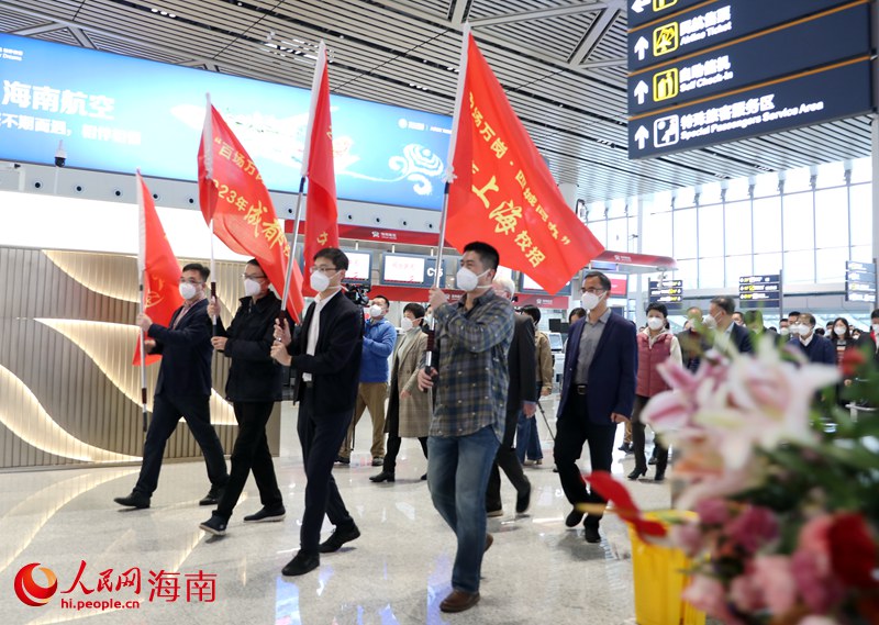 校招隊伍集結出發。人民網 符武平攝