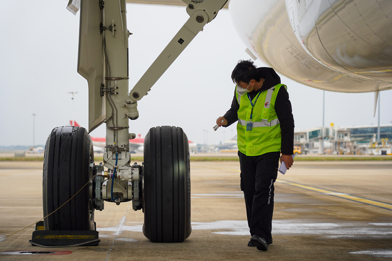 機場地面人員工作現場，為飛機安全保障。美蘭機場供圖