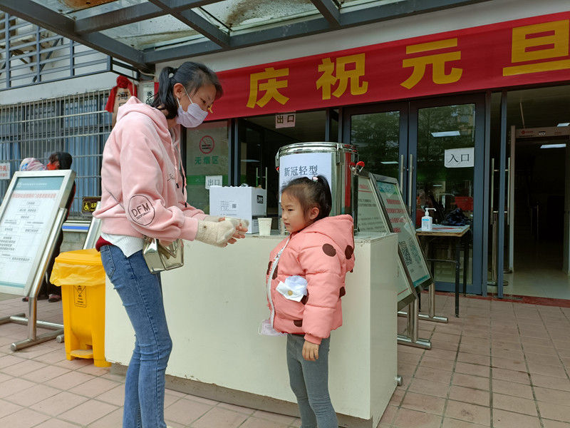 居民取用“新冠輕型中藥治療湯”。東山鎮(zhèn)衛(wèi)生院供圖