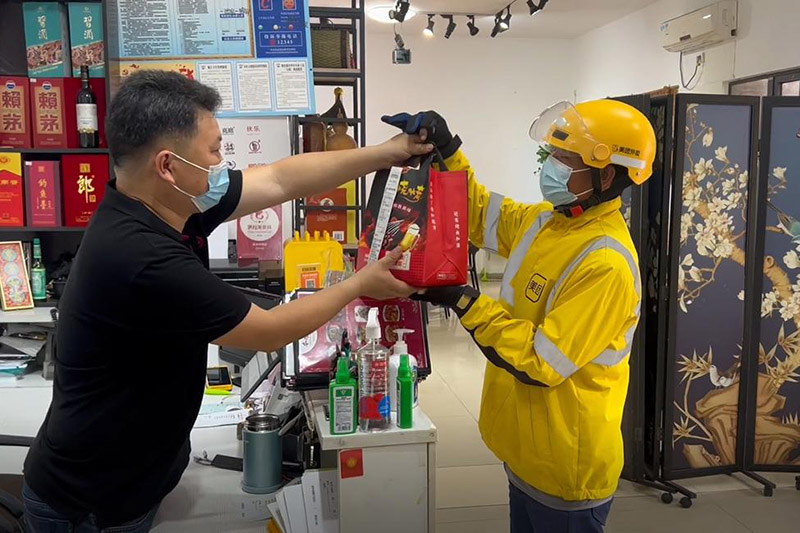 騎手在三亞海棠灣的海鮮餐廳取餐。陳辰興攝