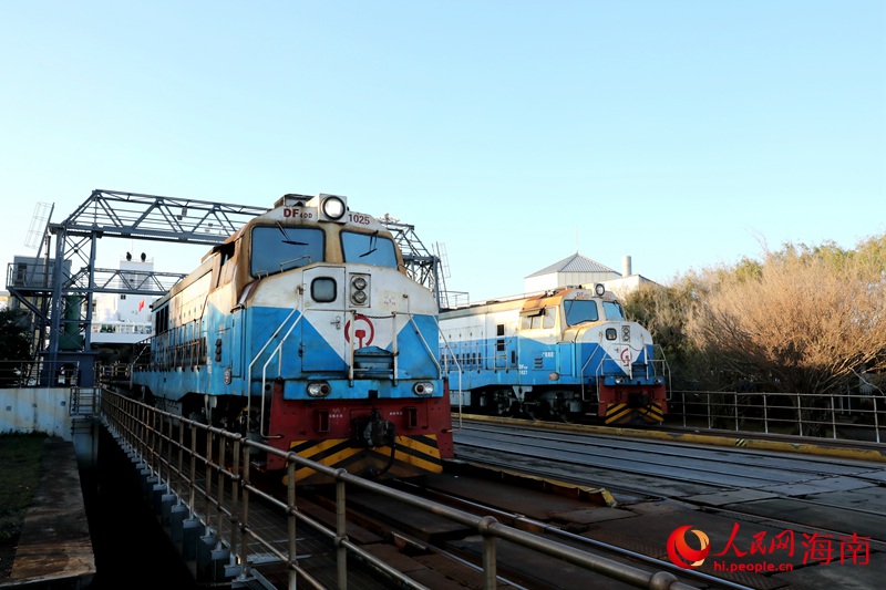 跨海列車駛出船艙。人民網 符武平攝