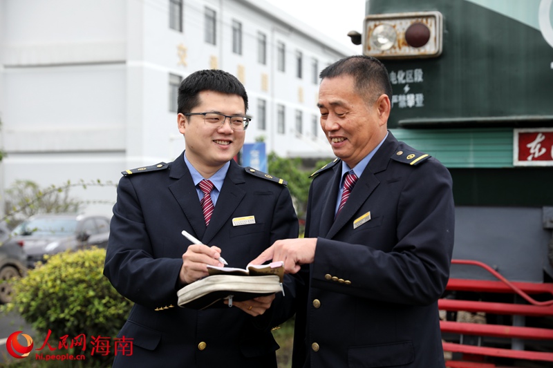 馬國慶和同事正在登記車輛信息。人民網 符武平攝