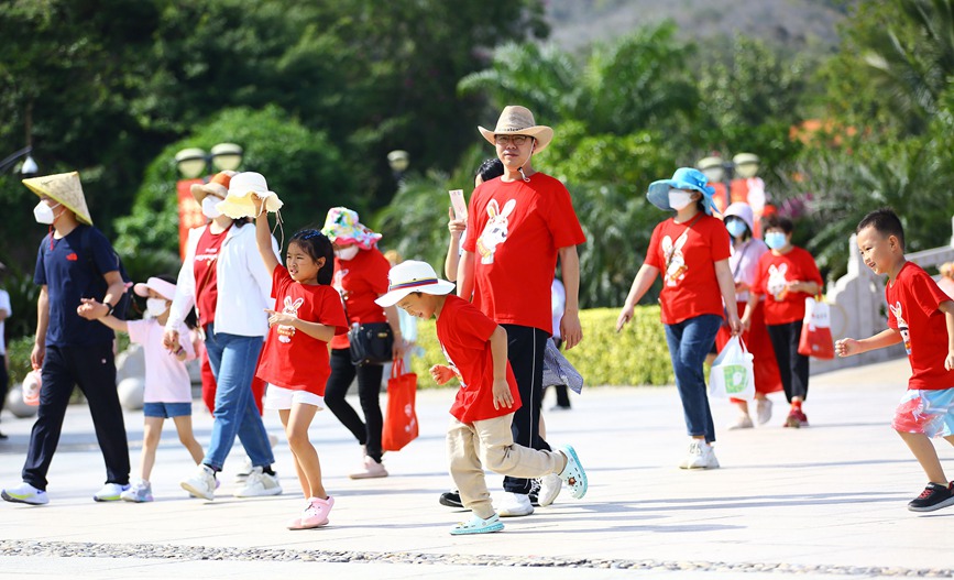 1月22日，家長帶著孩子在三亞南山文化旅游區游覽