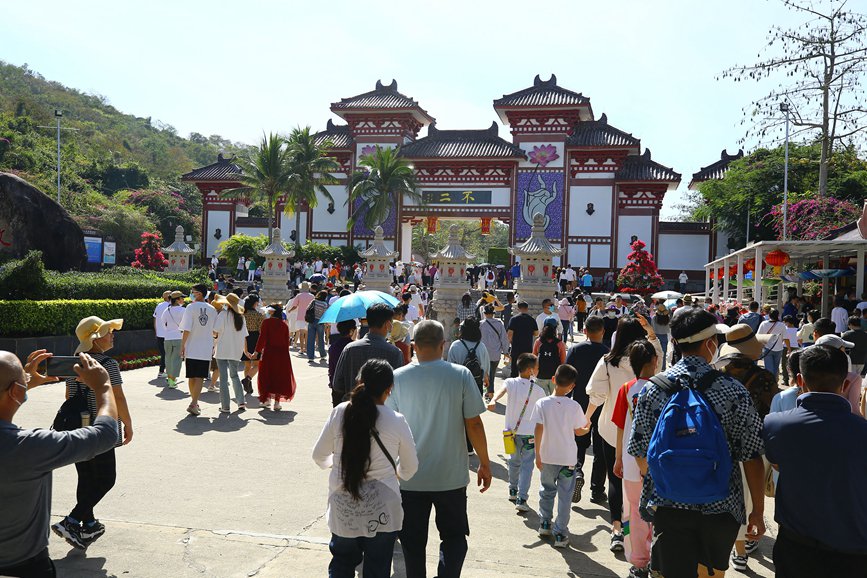 1月22日，三亞南山文化旅游區游人紛至