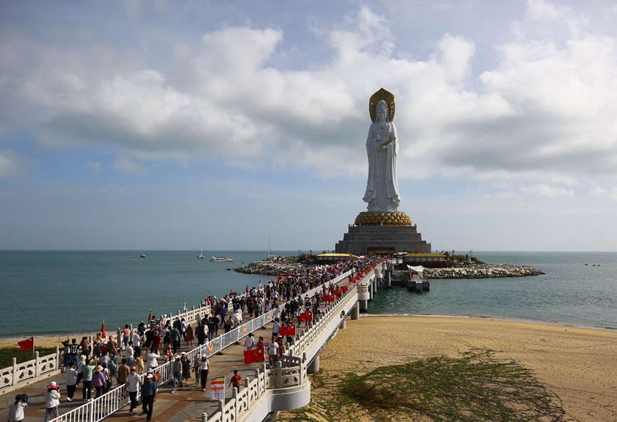 1月22日，三亞南山文化旅游區游人如織