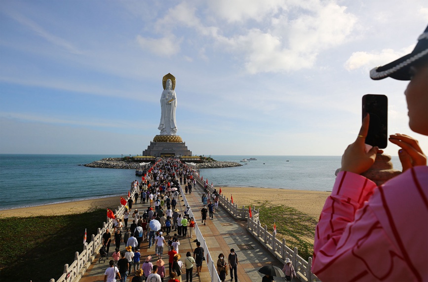 1月22日，游客在三亞南山文化旅游區(qū)游覽