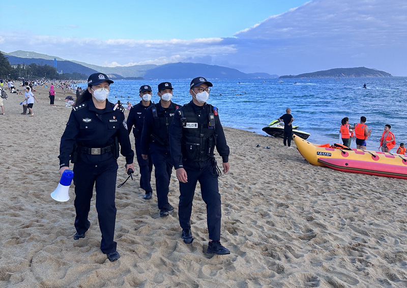 民警在景區(qū)沙灘進(jìn)行徒步巡查。黃恒攝