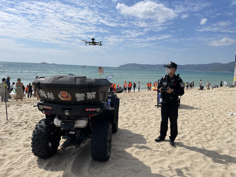 民警駕駛無(wú)人機(jī)在景區(qū)沙灘進(jìn)行防溺水宣傳。黃恒攝