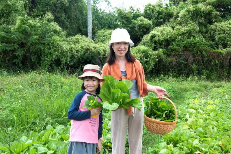 游客在果園體驗采摘樂趣。受訪者供圖