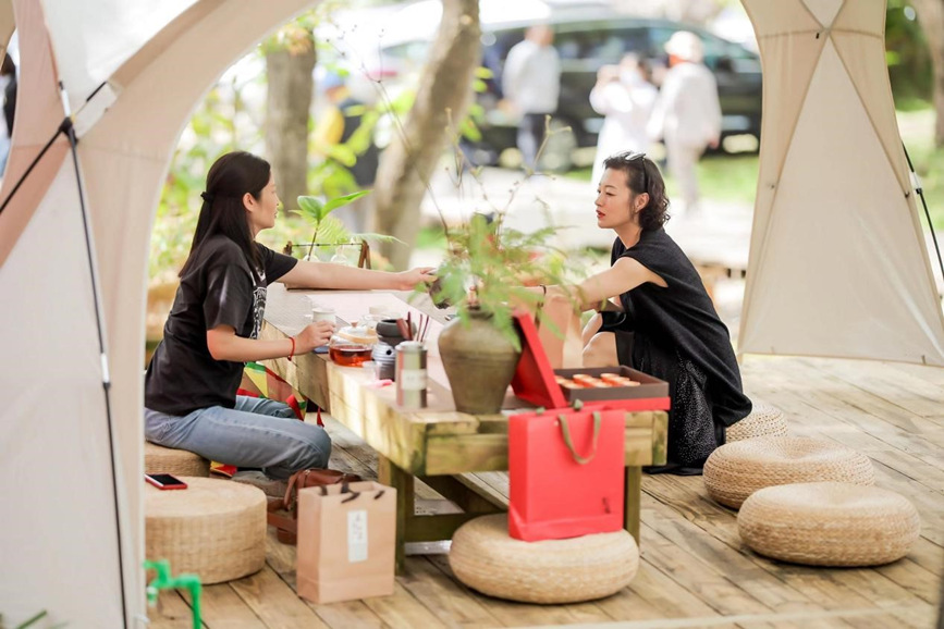 以茶為媒，以雨林為景，市民游客品鑒春茶。五指山市委宣傳部供圖