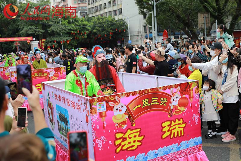 “馬匹”花車方陣。 人民網 孟凡盛攝