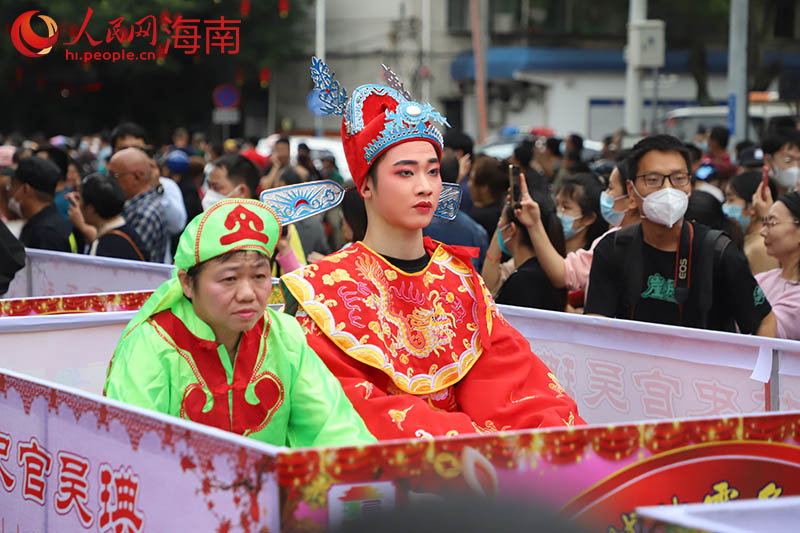 “馬匹”花車方陣。 人民網 牛良玉攝