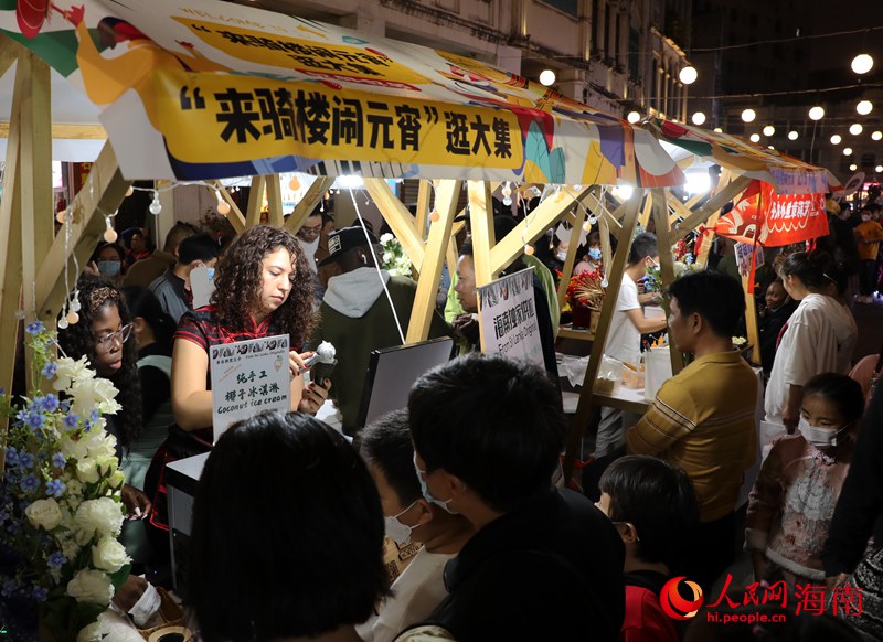 外國人攤主正在售賣冰激凌。人民網 符武平攝