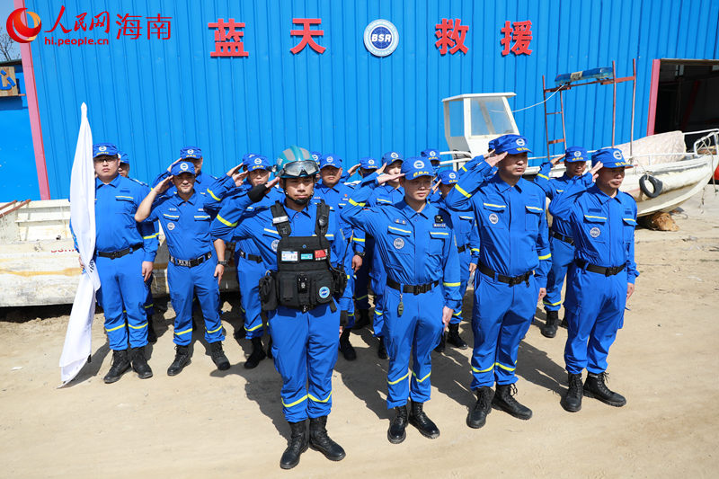 海南藍(lán)天救援隊（前排4位）集結(jié)，趕馳土耳其參與地震救援工作。人民網(wǎng) 孟凡盛攝
